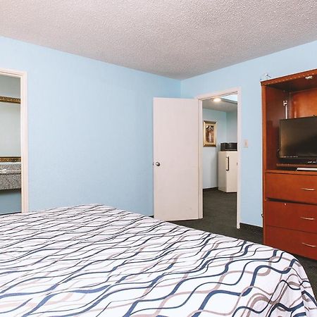 Sky-Palace Inn & Suites Wichita East Bagian luar foto