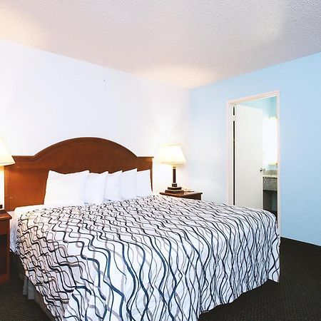 Sky-Palace Inn & Suites Wichita East Bagian luar foto