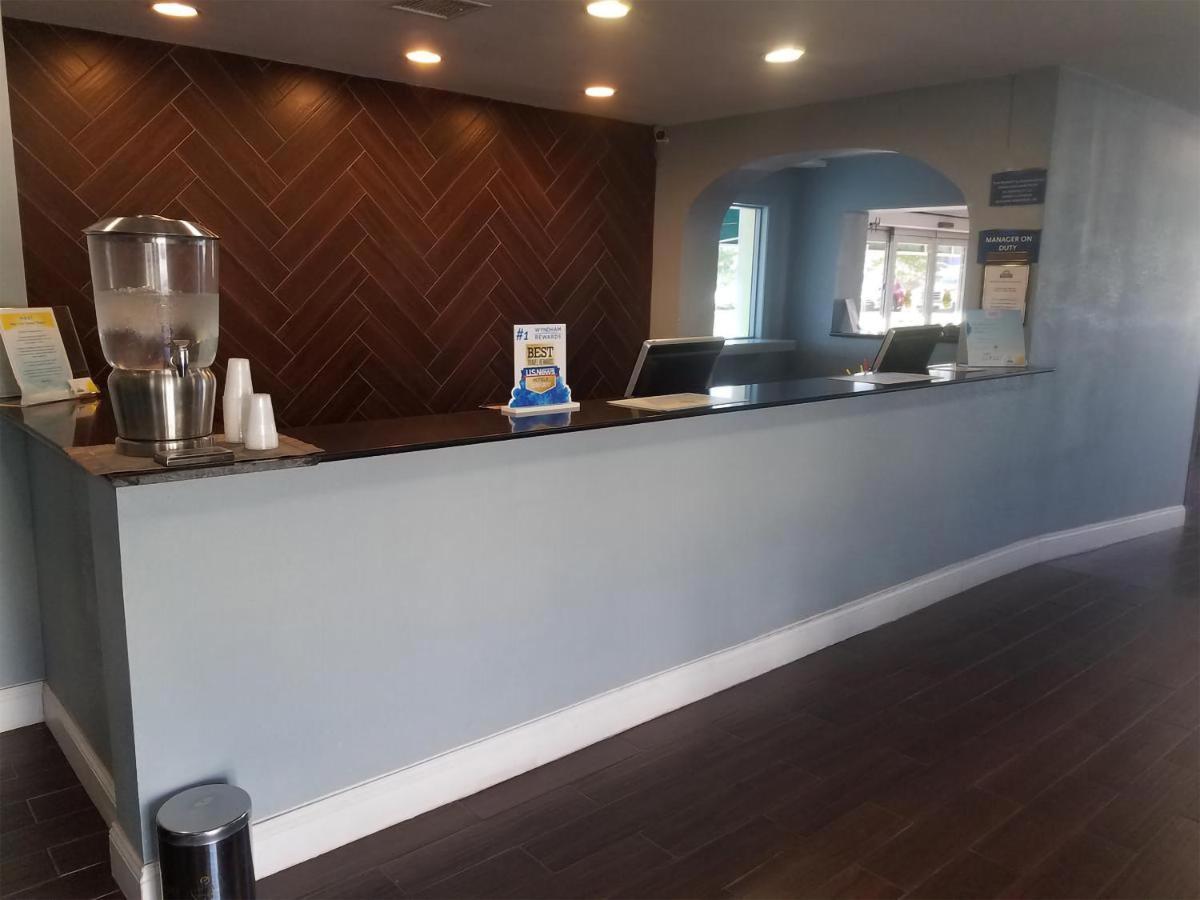 Sky-Palace Inn & Suites Wichita East Bagian luar foto