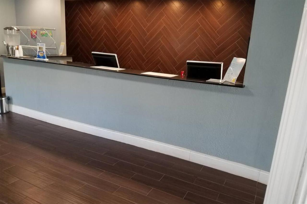 Sky-Palace Inn & Suites Wichita East Bagian luar foto
