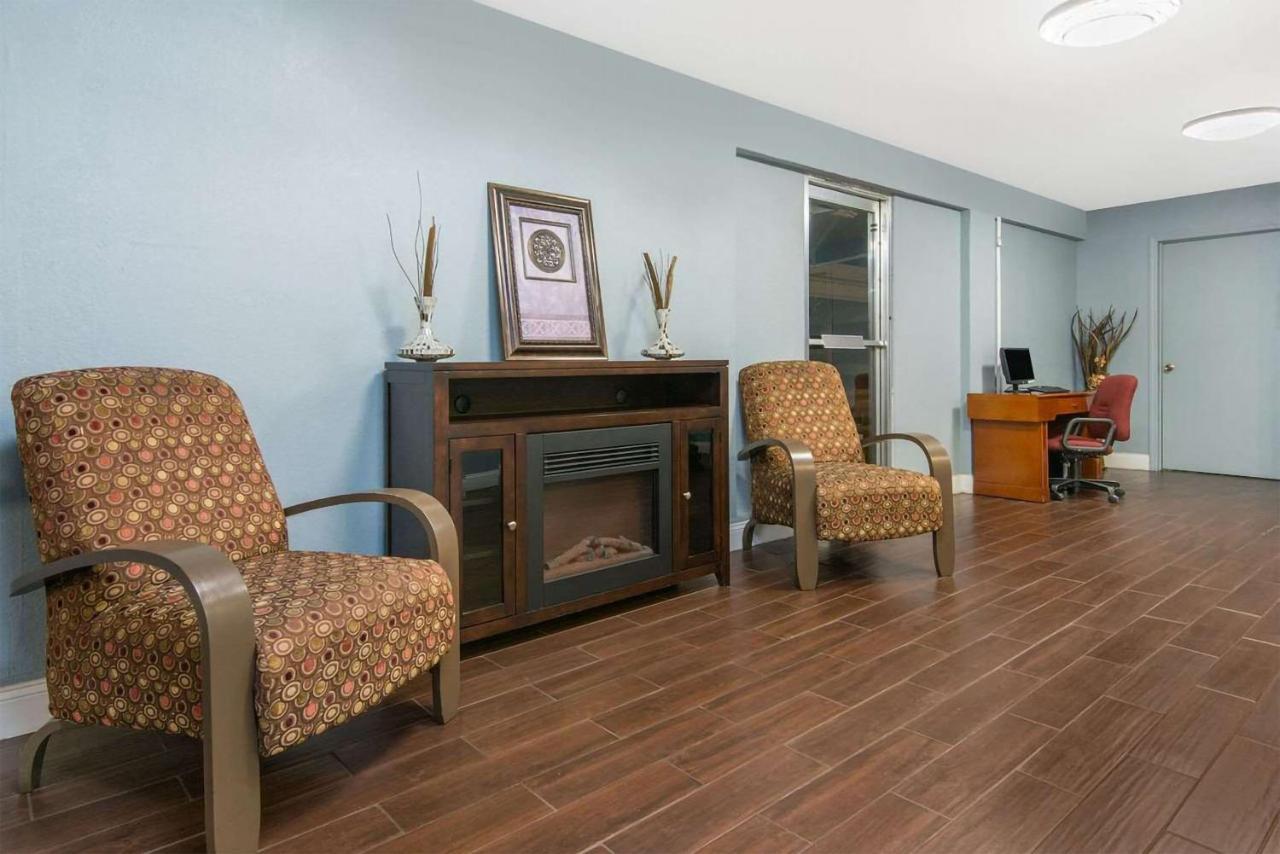 Sky-Palace Inn & Suites Wichita East Bagian luar foto