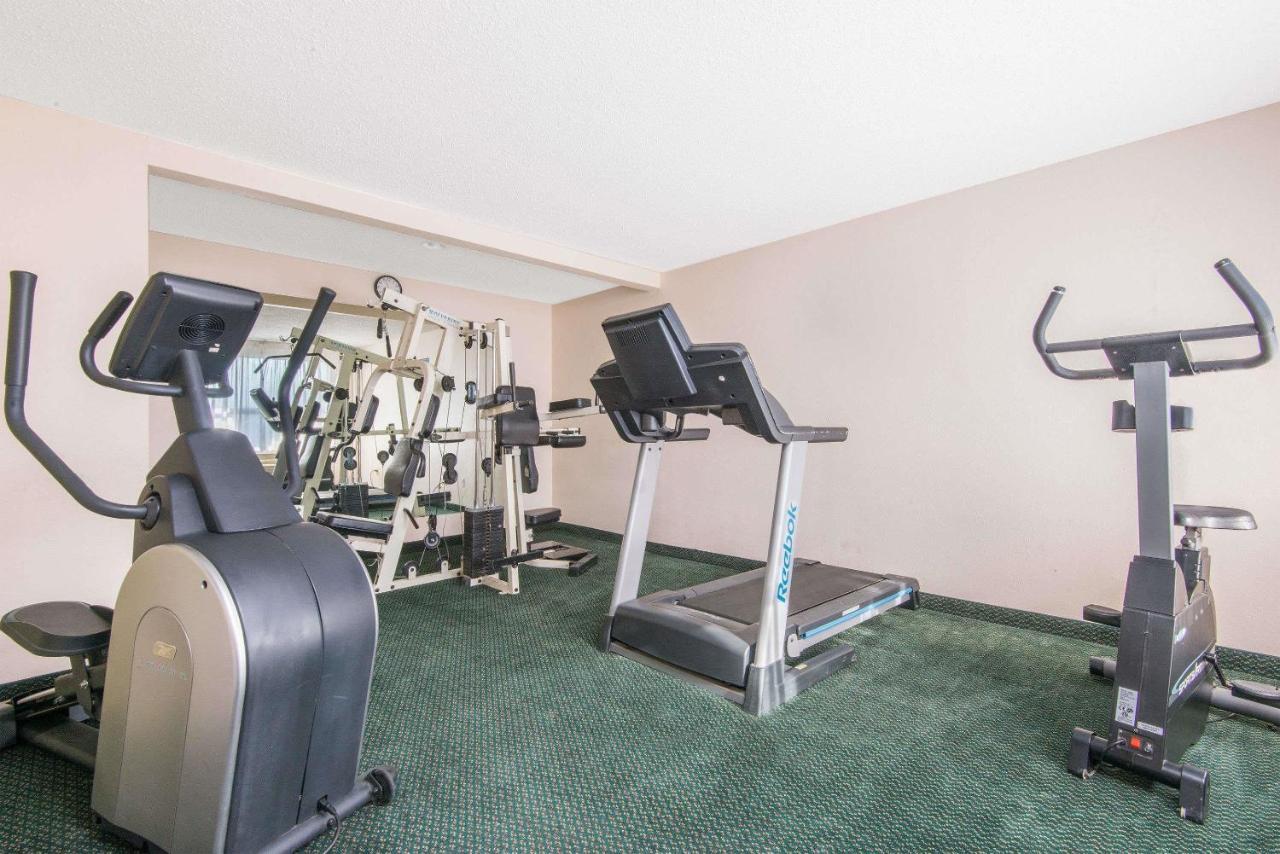 Sky-Palace Inn & Suites Wichita East Bagian luar foto