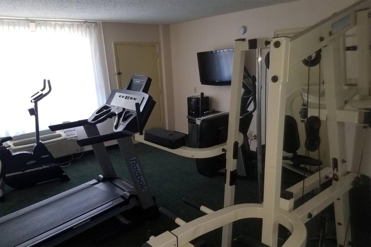 Sky-Palace Inn & Suites Wichita East Bagian luar foto