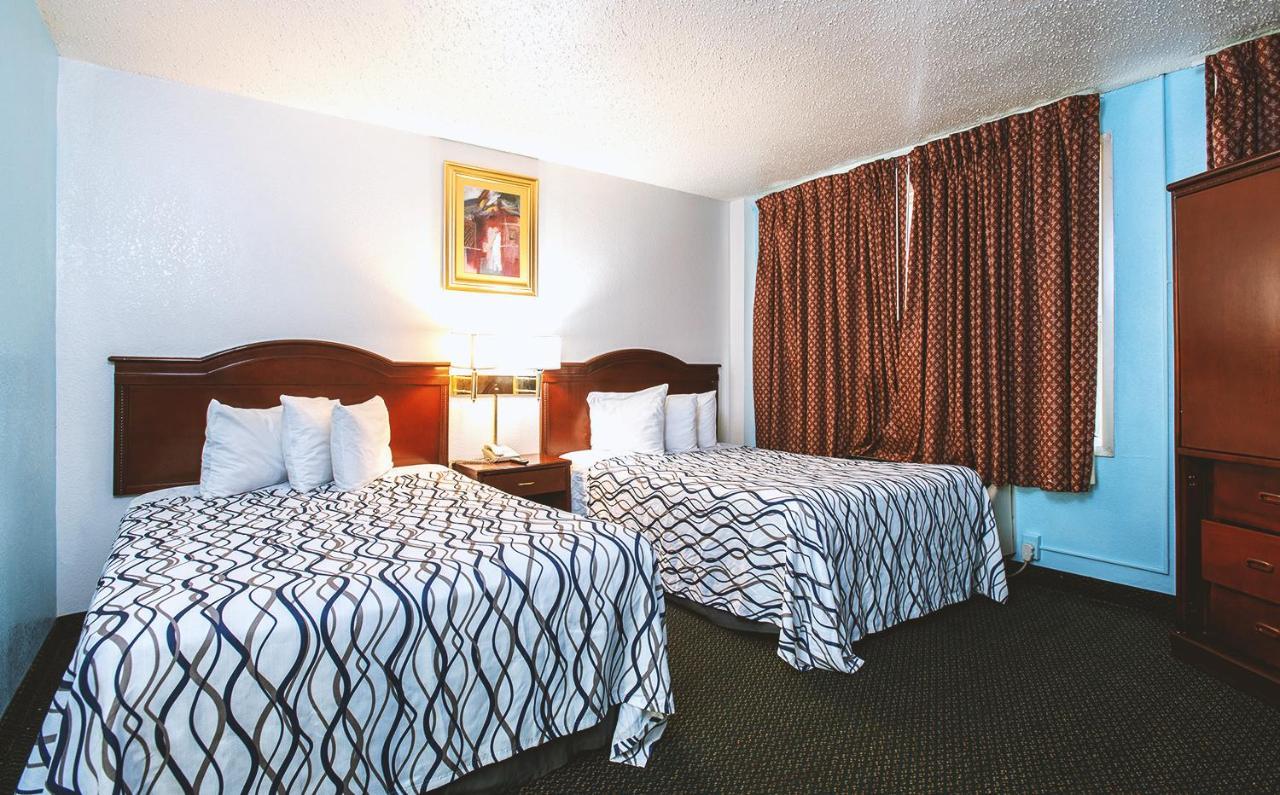 Sky-Palace Inn & Suites Wichita East Bagian luar foto
