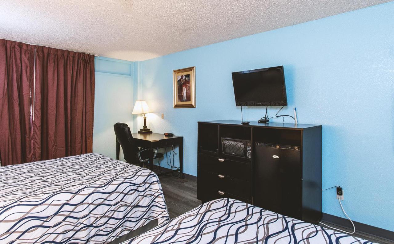 Sky-Palace Inn & Suites Wichita East Bagian luar foto