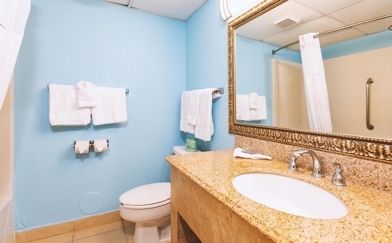 Sky-Palace Inn & Suites Wichita East Bagian luar foto