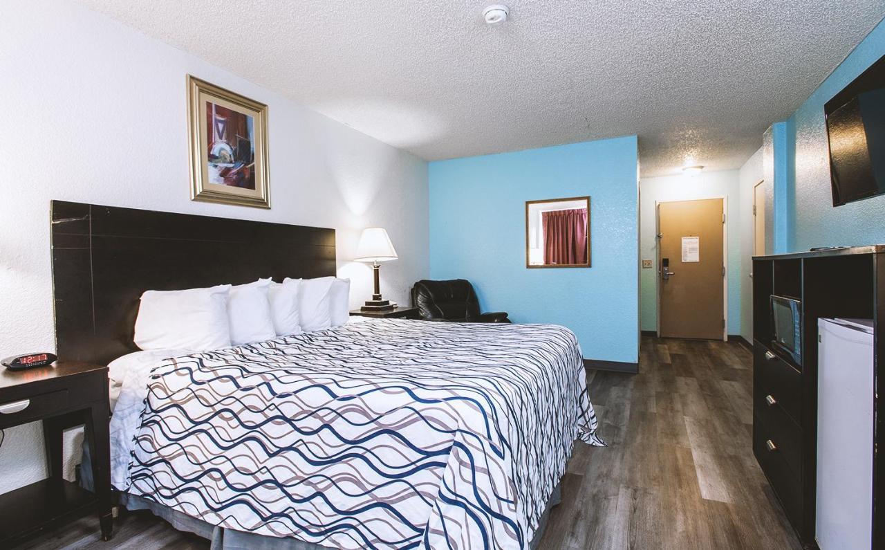 Sky-Palace Inn & Suites Wichita East Bagian luar foto