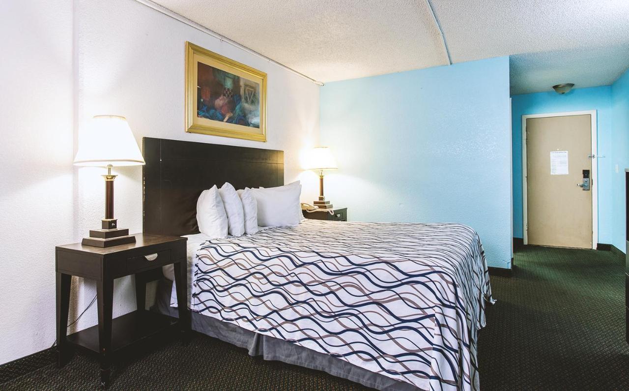 Sky-Palace Inn & Suites Wichita East Bagian luar foto