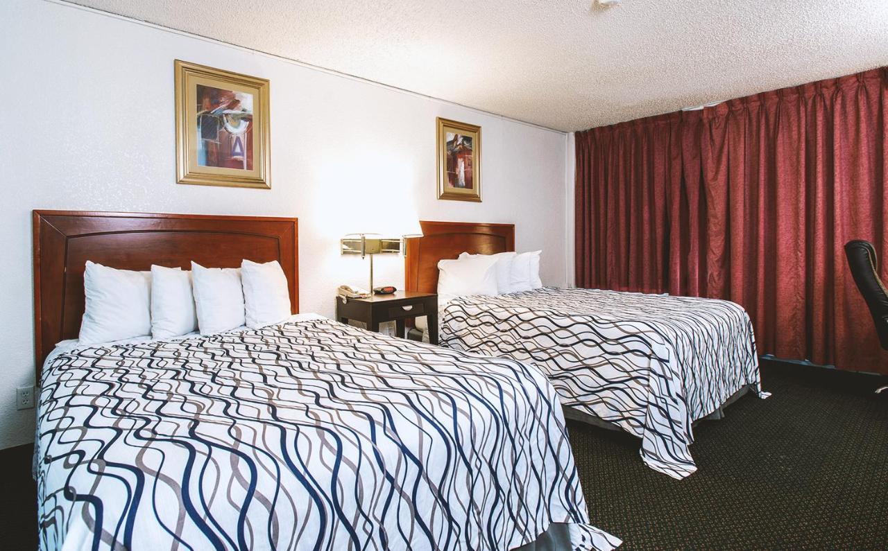 Sky-Palace Inn & Suites Wichita East Bagian luar foto