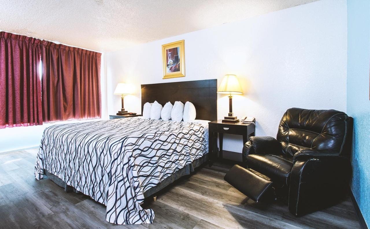 Sky-Palace Inn & Suites Wichita East Bagian luar foto