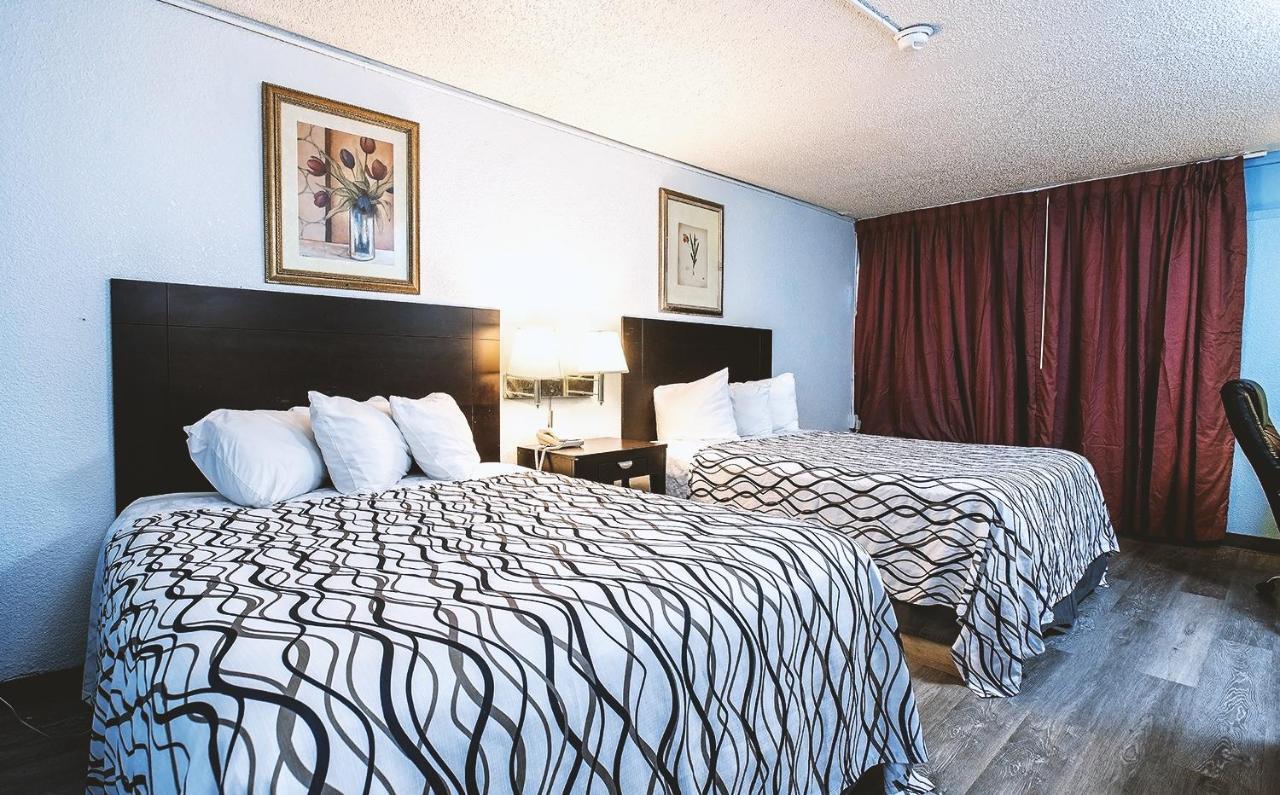 Sky-Palace Inn & Suites Wichita East Bagian luar foto